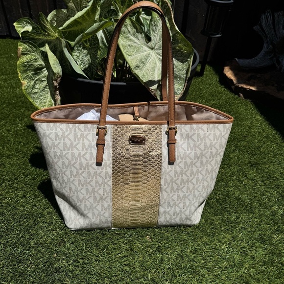 Michael Kors Met Center Stripe Carryall Tote in Vanilla/Gold - Picture 10 of 12